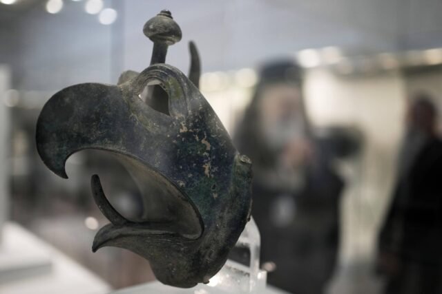 Una antigua cabeza de bronce Griffin es devuelta a Grecia desde Nueva York en un gran movimiento de repatriación
