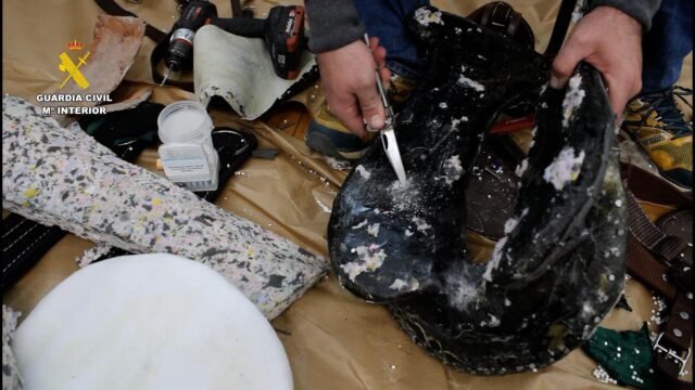 26 kg de cocaína interceptada escondida dentro de sillas de montar
