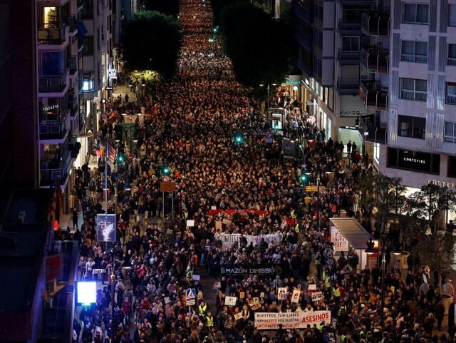 30,000 personas exigen la renuncia de Carlos Mazon en la última protesta de Valencia por la respuesta a los desastres de las inundaciones y la falta de advertencia
