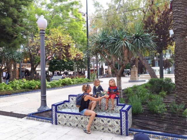 A principios de la primavera en Elche: una ciudad que florece con cultura y encanto
