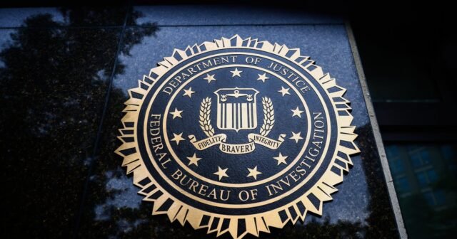 Agente del FBI desde hace mucho tiempo encargado de revelar registros confidenciales
