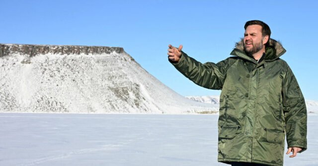 Al visitar Groenlandia, Vance encuentra el clima y la recepción fría

