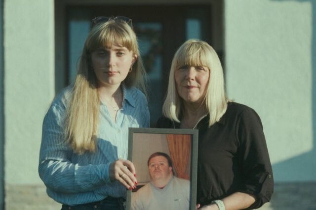 Amor y pérdida: la pandemia cinco años es un reexamen emocionalmente devastador de Covid
