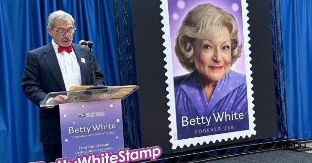 Betty White, Golden Girl de TV, celebrada en la ceremonia de sello en Los Ángeles
