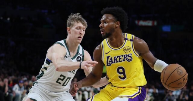 Bronny James anota 17 puntos en la carrera en la derrota de los Lakers ante Bucks
