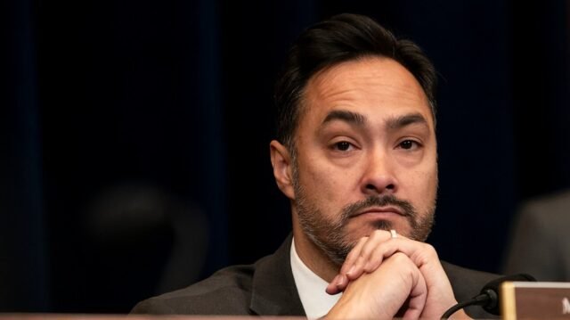 Castro: Trump, equipo 'tratando de convencernos de que el cielo es verde' en la fuga de señal
