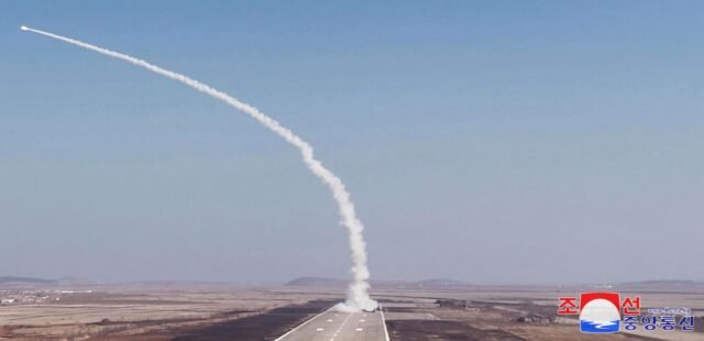 Corea del Norte prueba nuevos misiles, ya que amenaza fuertes pasos contra los ejercicios de Corea del Sur-Sur
