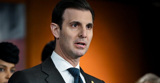 Declarando a su partido 'sin espinas', los demócratas prueban un lanzamiento populista económico

