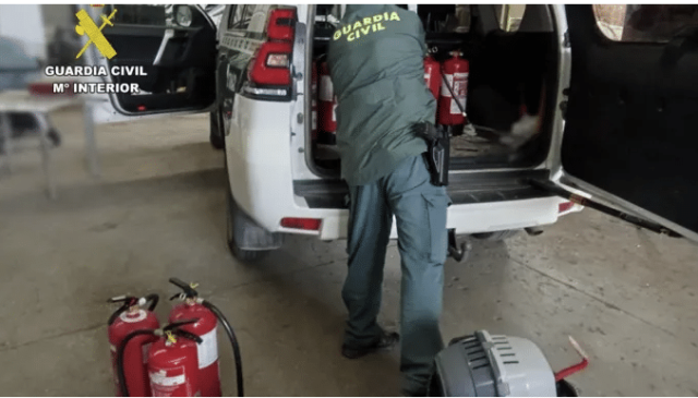 Dos hombres investigaron por robar extintores para revender en Torrevieja
