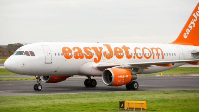 EasyJet Flight de Tenerife al Reino Unido obligado a hacer un aterrizaje de emergencia después de que el pasajero, de 67 años, caiga inconsciente a bordo
