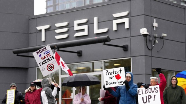 El FBI lanza el grupo de trabajo del "terrorismo doméstico" sobre los ataques de Tesla - RT World News

