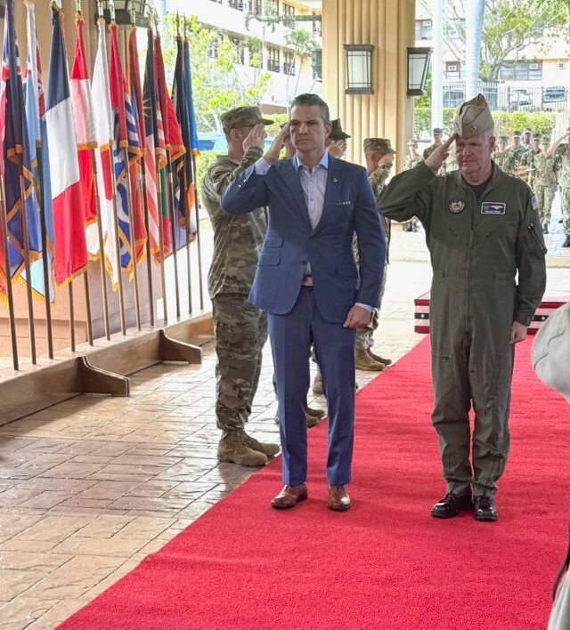 El Secretario de Defensa, Hegseth, llega al Comando Indo-Pacífico
