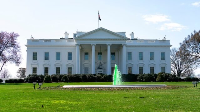 El abogado insta a la gran firma de abogados a resistir los ataques de Trump en la carta de renuncia viral

