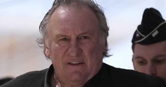 El actor francés Gérard Depardieu es juicio en París por presuntas agresiones sexuales en el set de cine
