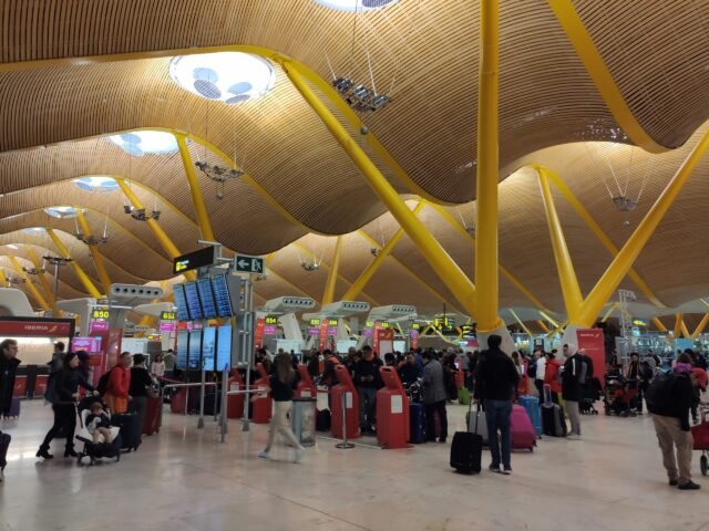 El aeropuerto principal de España quiere hacer que los pasajeros muestren su pase de embarque para usar baños: 500 personas duermen ásperas en sus terminales
