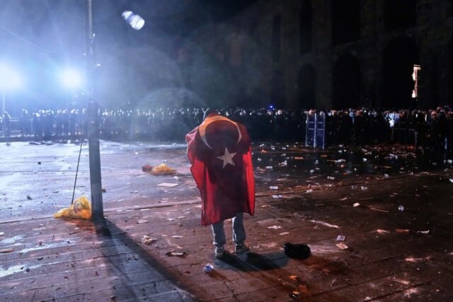 El alcalde detenido de Estambul se enfrenta al segundo día de preguntas a medida que las protestas se intensifican
