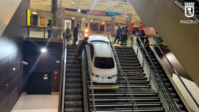 El auto robado termina encajado en las escaleras de la estación de metro de Madrid ⋆ Madrid Metropolitan
