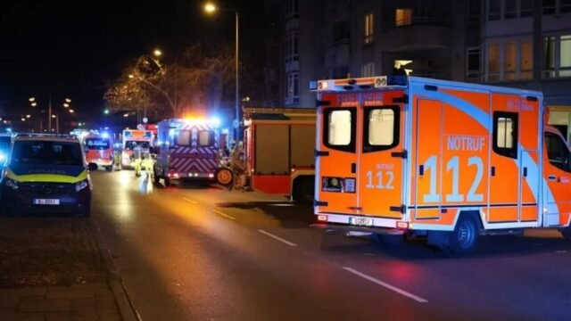 El automóvil se lanza a la multitud hiriendo a 6 con uno luchando por la vida después de ser aplastado bajo el vehículo en Alemania
