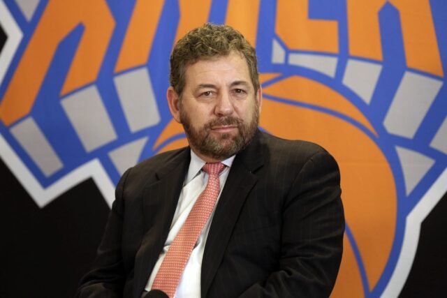 El cliente afirma que fue expulsado de Radio City Music Hall sobre camisa crítica del propietario
