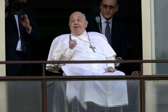 El doctor cita la 'sorprendente mejora' del Papa después de sobrevivir a las crisis que amenazan la vida
