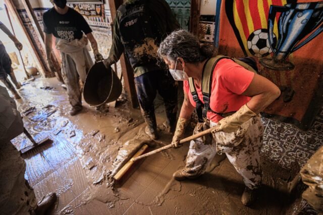 El estafador engañó a las víctimas de la inundación de Valencia de 32k en depósitos para reparaciones de la casa
