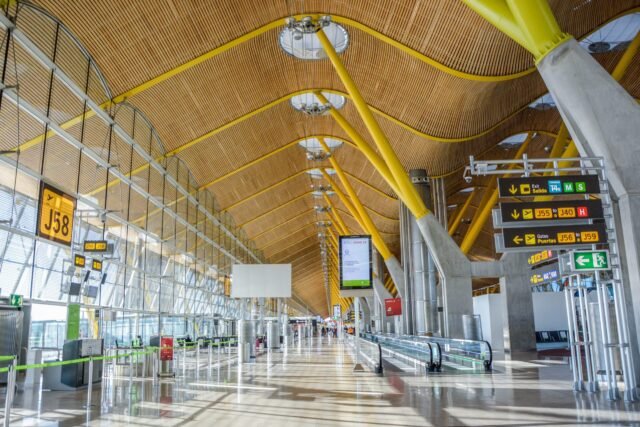 El hombre sin hogar muere en el aeropuerto de Madrid: el hombre de 60 años fue una de las 500 personas durmiendo ásperas dentro del centro de viajes 
