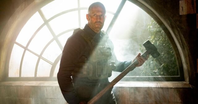 El "hombre trabajador" de Statham 'se siente en blanco de la nieve' para tomar el número 1 en la taquilla

