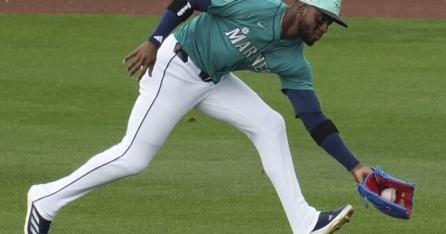 El juego de Victor Robles de Mariners sale después de ser golpeado por Pitch | Computadora portátil
