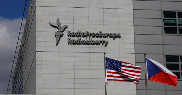 El juez Xfederal bloquea el impulso de Trump para cerrar la radio Free Europe
