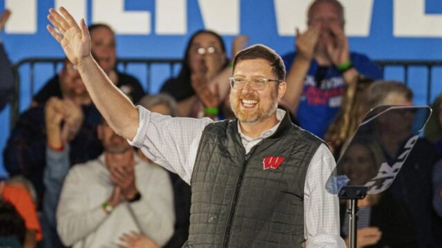 El líder demócrata de Wisconsin acusa a almizcle de acciones "ilegales" en la raza de la corte suprema
