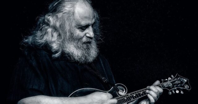 El mandolinista David 'Dawg' Grisman celebra 80 en Moore de Seattle
