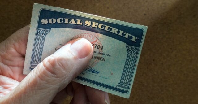 El nuevo requisito de identificación en persona del Seguro Social Angers se jubila y defiende

