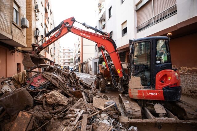El número de muertes por inundación de Valencia se eleva a 227 después de que dos personas desaparecidas son declaradas muertas
