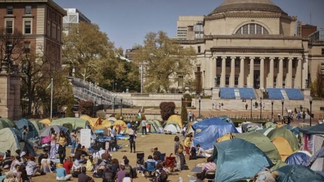 El presidente interino de la Universidad de Columbia, baja, regresa a la publicación anterior
