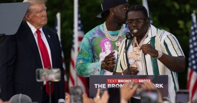 El rapero de Nueva York que se unió a Trump en el rally de campaña se declara culpable de intento de asesinato
