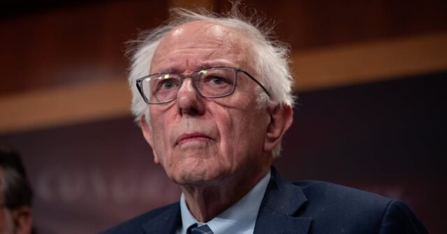 El senador Bernie Sanders sale de la entrevista tras pregunta sobre AOCF
