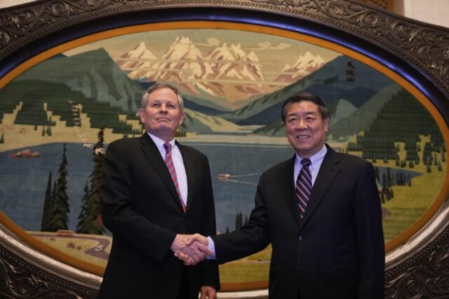 El senador estadounidense y partidario de Trump, Daines se reúne con el viceprimer ministro de China en Beijing
