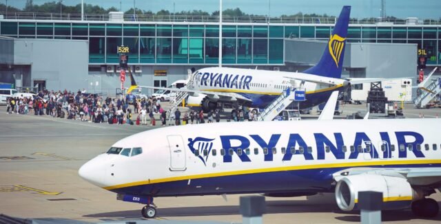El trabajador de Ryanair es despedido después de guiar aviones en el aeropuerto de Mallorca mientras está alto en drogas
