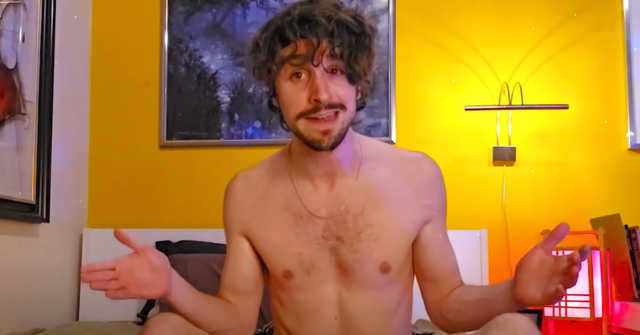 El trabajador del Centro Kennedy se desnuda por completo para reflexionar sobre si quedarse o dejar de fumar
