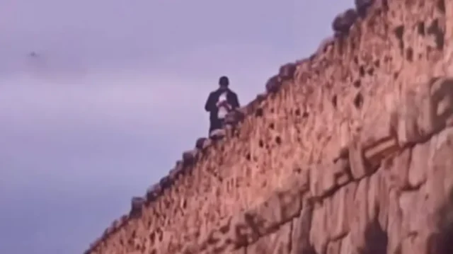 El turista en España tiene una gran multa para escalar ilegalmente el antiguo acueducto para una selfie
