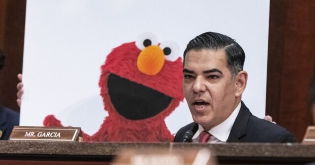 Elmo y Elon Musk son citados como legisladores republicanos Grill PBS y NPR
