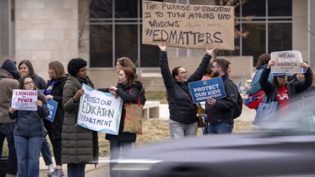 Empleados del Departamento de Educación despedidos limpian escritorios
