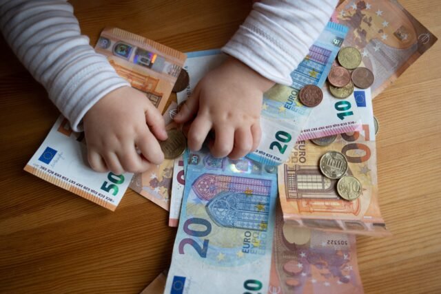 Esta provincia en España está ofreciendo a los nuevos padres un 'bono de bebé' de € 1,000 en el intento de combatir la baja fertilidad
