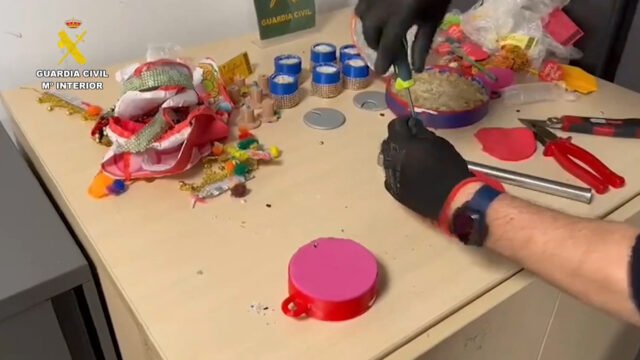 Estúpido Cupido - La Guardia Civil se apodera de las drogas ocultas como regalos del día de San Valentín

