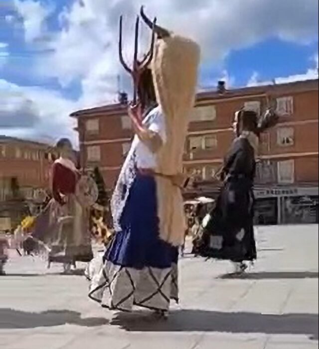 Figura de la fiesta gigante Falls - Niño desaparecido por poco ⋆ Madrid Metropolitan
