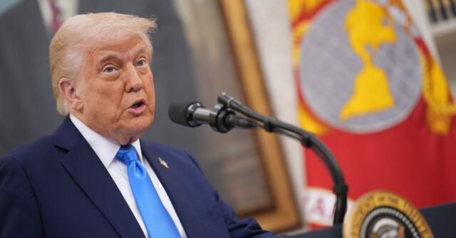Firma de abogados Skadden elige rendirse a Trump
