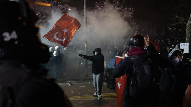 Grandes protestas en apoyo del alcalde detenido Sweep Türkiye (Videos) - RT World News
