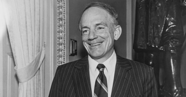 J. Bennett Johnston, quien ayudó a dar forma a la política energética de los Estados Unidos, muere a 92
