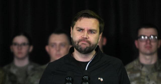 JD Vance explota a Dinamarca en la visita a Groenlandia con la esposa Usha como el territorio de los ojos de la administración Trump
