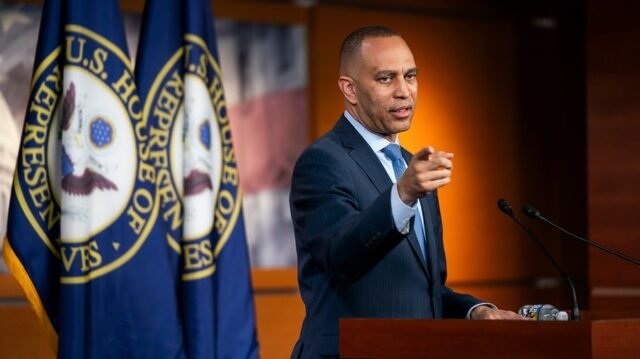 Jeffries pide investigación de los altos funcionarios de Trump después de la violación militar de Bombshell
